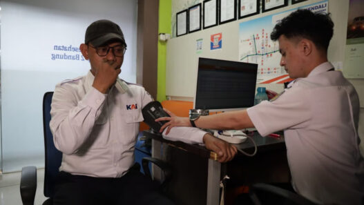 KAI Daop 2 Bandung Siapkan Sejumlah Petugas untuk Menjaga Keamanan, Keselamatan, dan Kenyamanan Perjalanan Kereta Api pada Masa Angkutan Nataru 2025/2026