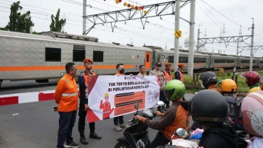 Gencarkan Semangat Keselamatan, KAI Daop 6 Bersama KAI Properti Gelar Sosialisasi Keselamatan di Perlintasan KA
