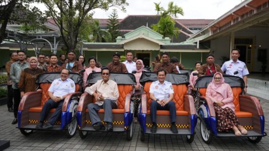 KAI Salurkan Bantuan CSR Becak Listrik kepada Pemerintah Daerah DIY Dukung Ekosistem Transportasi Modern yang Ramah Lingkungan