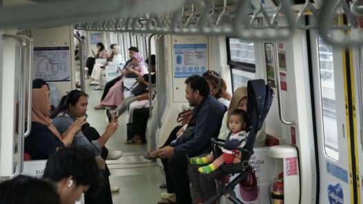 Liburan Nataru Naik LRT Jabodebek? Yuk Pahami Ketentuan Tarif Anak