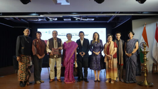 Menjahit Sejarah Dua Bangsa lewat Tekstil dalam “Waves Across the Oceans”