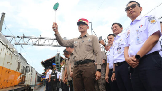 Menko AHY Tinjau Langsung Angkutan Natal dan Tahun Baru, Sapa Penumpang dan Lepas Keberangkatan KA Cakrabuana di Gambir