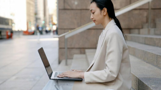 Suka Duka Jadi Karyawan Kantoran Sekaligus Punya Usaha Sampingan