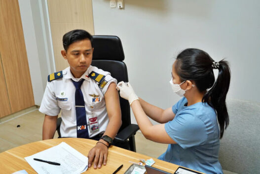 KAI Vaksinasi Petugas LRT Jabodebek Jelang Angkutan Nataru 2025/2026