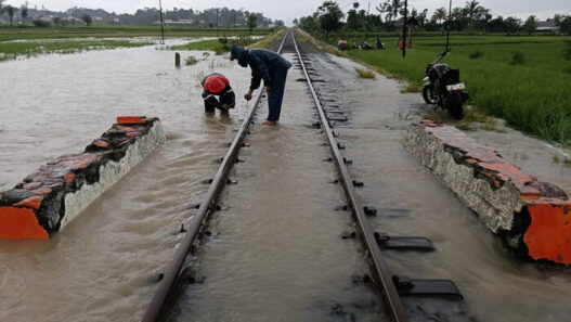 Luapan Air di Petak Jalan Cianjur – Cibeber Tidak Mengganggu Perjalanan KA Siliwangi