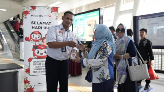 Peringati Hari Ibu 2025, KAI Bagikan 1.000 Tanaman kepada Pengguna LRT Jabodebek