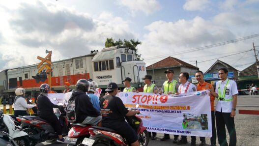 KAI Daop 7 Madiun Gandeng Taruna dan Taruni PPI, Perkuat Edukasi Keselamatan di Perlintasan Sebidang