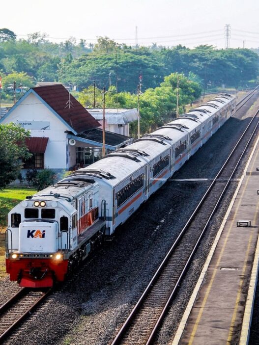 KA Harina Tertemper Mobil di Jalur KA antara Stasiun Brumbung – Alastua, KAI Imbau Masyarakat Lebih Peduli Keselamatan