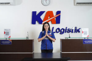 Rayakan Momen Hari Valentine, KAI Logistik Bagikan Cokelat Untuk Pelanggan
