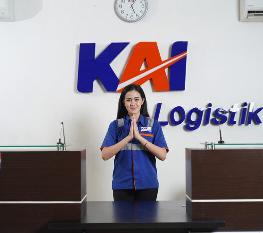 Rayakan Momen Hari Valentine, KAI Logistik Bagikan Cokelat Untuk Pelanggan