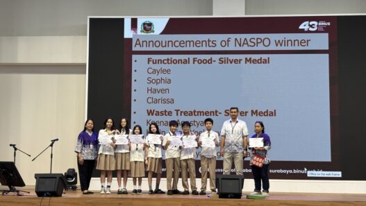 Siswa Kelas 7 BINUS SCHOOL Surabaya Raih Silver Medal di NASPO Lewat Inovasi Pangan Darurat dan AI Pemilah Sampah