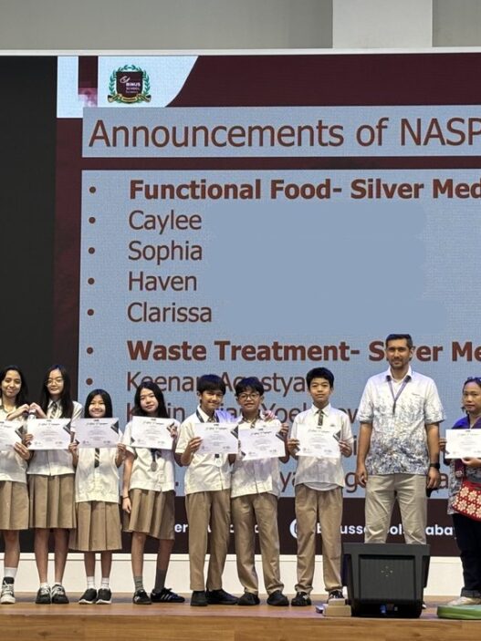 Siswa Kelas 7 BINUS SCHOOL Surabaya Raih Silver Medal di NASPO Lewat Inovasi Pangan Darurat dan AI Pemilah Sampah