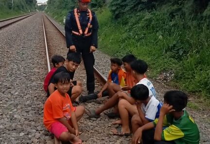 KAI Daop 2 Bandung Tegas Larang Masyarakat Beraktivitas di Jalur Rel Saat Ramadan, Langgar UU Bisa Terancam Sanksi Pidana