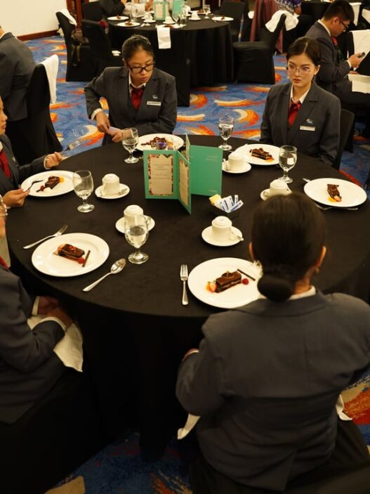 Langsung Terjun Bersama Industri, Program Hotel Management BINUS University Berikan Pengalaman Table Manner dan Operasional Hotel di Le Meridien, Jakarta