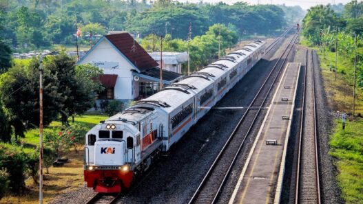 KA Harina Tertemper Mobil di Jalur KA antara Stasiun Brumbung – Alastua, KAI Imbau Masyarakat Lebih Peduli Keselamatan