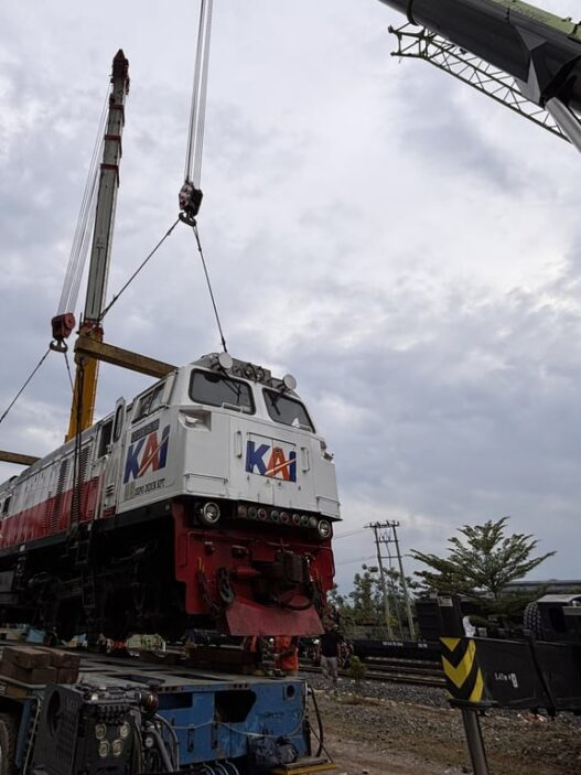 Sinergi Persiapan Angkutan Lebaran, KAI Logistik Kirim 12 Lokomotif ke Pulau Jawa