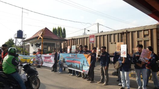 KAI Divre IV Tanjungkarang Ingatkan Masyarakat Dilarang Beraktivitas di Jalur Kereta Api