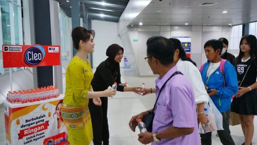 KAI Bandara Fasilitasi Penumpang Berbuka Puasa di Stasiun dan Dalam Kereta