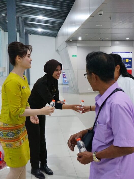 KAI Bandara Fasilitasi Penumpang Berbuka Puasa di Stasiun dan Dalam Kereta