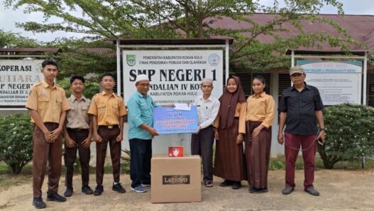 Holding Perkebunan Nusantara melalui PTPN IV Regional III Salurkan Rp2,4 Miliar untuk Perkuat Ekonomi dan Pendidikan di Rokan Hulu