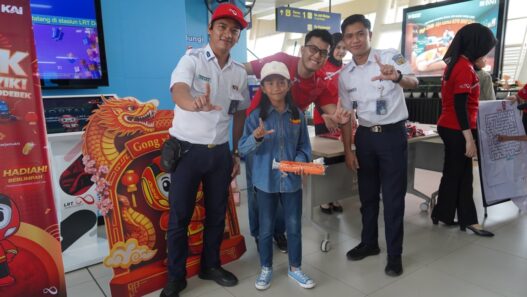 Semarak Imlek, LRT Jabodebek Bagi-bagi Souvenir ke Pelanggan di 3 Stasiun