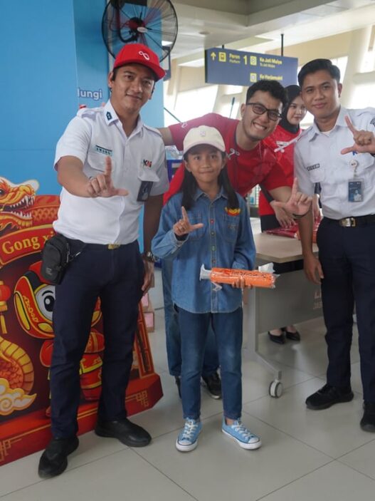 Semarak Imlek, LRT Jabodebek Bagi-bagi Souvenir ke Pelanggan di 3 Stasiun