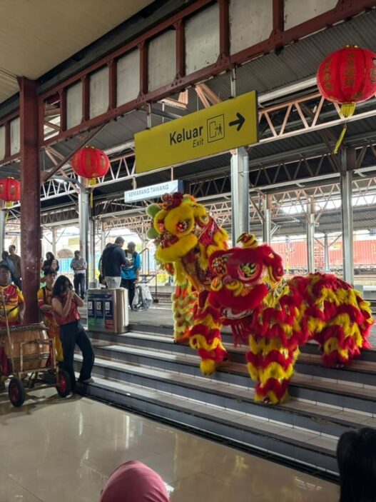 Sambut Tahun Baru Imlek, Atraksi Barongsai Hibur Pelanggan KA di Stasiun Semarang Tawang