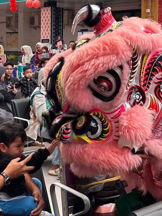 KAI Divre III Palembang Meriahkan Tahun Baru Imlek 2577 dengan Atraksi Barongsai dan Kejutan Spesial