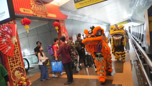 KAI Daop 2 Bandung Semarakkan Imlek 2026 dengan Dekorasi Meriah dan Atraksi Barongsai, Layani Puluhan Ribu Penumpang Selama Long Weekend