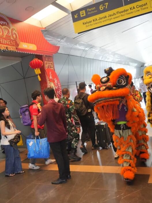 KAI Daop 2 Bandung Semarakkan Imlek 2026 dengan Dekorasi Meriah dan Atraksi Barongsai, Layani Puluhan Ribu Penumpang Selama Long Weekend