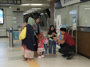 LRT Jabodebek Bagikan 3.350 Paket Takjil di 14 Stasiun Selama Ramadan