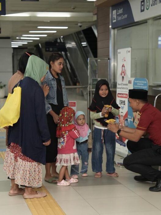 LRT Jabodebek Bagikan 3.350 Paket Takjil di 14 Stasiun Selama Ramadan