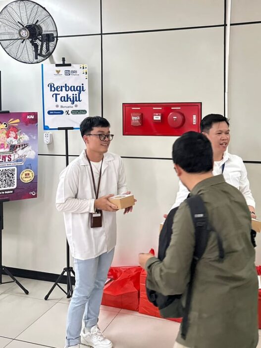 Tebar Kebaikan di Bulan Ramadan, BRI Finance dan BAZNAS Jakarta Selatan Bagikan Takjil bagi Komuter