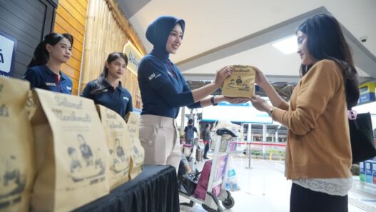 KAI Daop 2 Bandung Berikan Takjil Gratis untuk Penumpang KA Jarak Jauh Selama Masa Angkutan Lebaran 2026