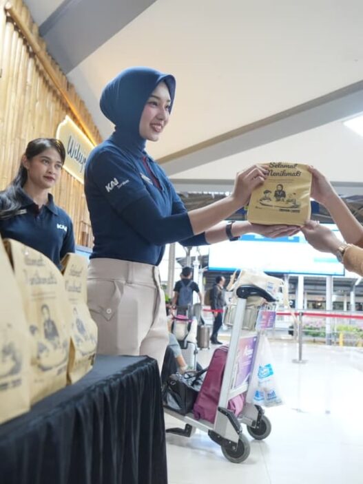 KAI Daop 2 Bandung Berikan Takjil Gratis untuk Penumpang KA Jarak Jauh Selama Masa Angkutan Lebaran 2026