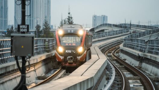 Mobilitas Ramadan Meningkat, LRT Jabodebek Perbolehkan Penumpang Berbuka Puasa Saat Perjalanan