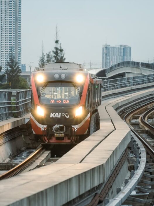 Mobilitas Ramadan Meningkat, LRT Jabodebek Perbolehkan Penumpang Berbuka Puasa Saat Perjalanan