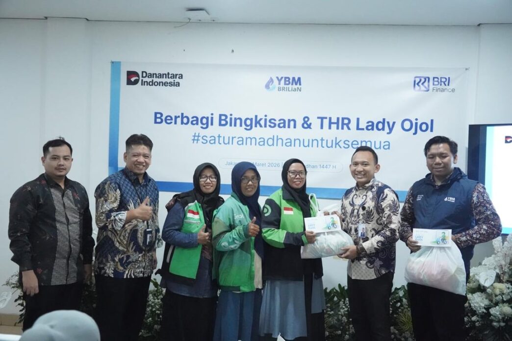 Peduli Perjuangan Lady Ojol Jabodetabek, BRI Finance Bagikan Sembako & THR