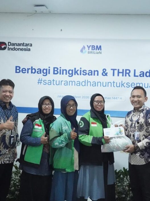 Peduli Perjuangan Lady Ojol Jabodetabek, BRI Finance Bagikan Sembako & THR