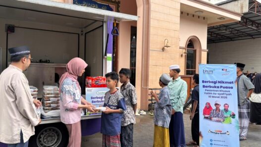 Hangatkan Suasana Ramadan, KAI Logistik Berbagi Ratusan Paket Berbuka Puasa