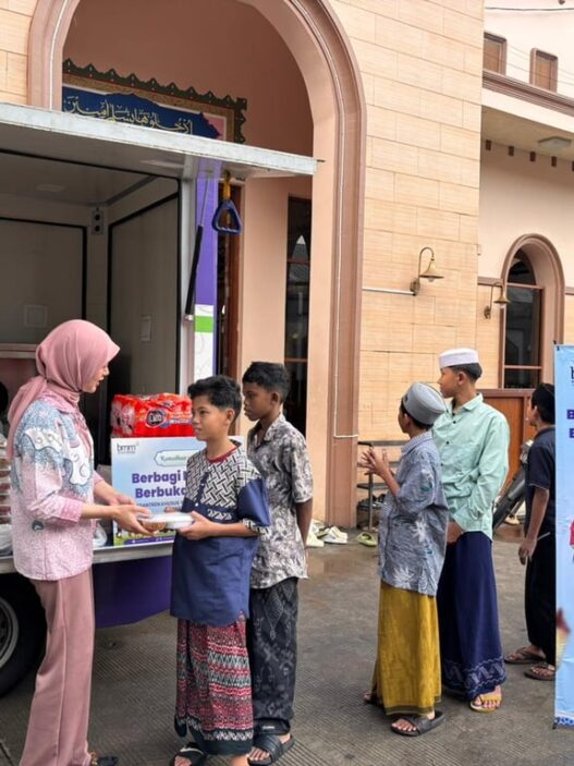 Hangatkan Suasana Ramadan, KAI Logistik Berbagi Ratusan Paket Berbuka Puasa
