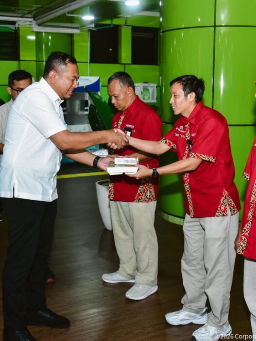 KAI Services Gelar Kegiatan Buka Bersama Porter Serentak di 15 Stasiun