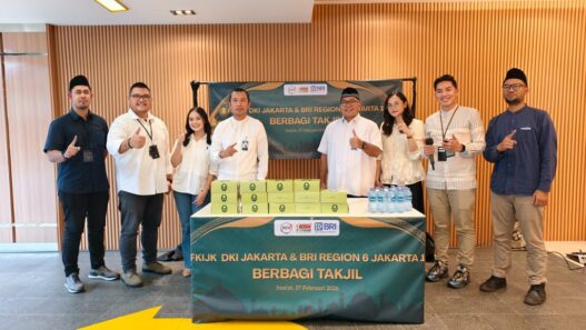 Sinergi Kebaikan, FKIJK DKI Jakarta dan BRI Regional Office 1 Gelar Aksi Berbagi Takjil