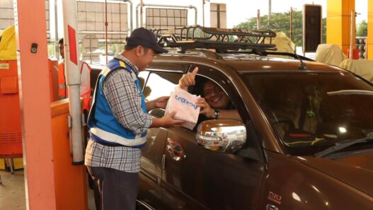 Semarakkan Ramadan 1447H, JTT Bagikan Ribuan Paket Takjil di Gerbang Tol Trans Jawa