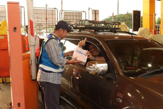 Semarakkan Ramadan 1447H, JTT Bagikan Ribuan Paket Takjil di Gerbang Tol Trans Jawa