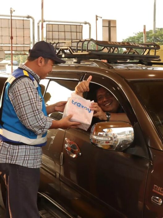 Semarakkan Ramadan 1447H, JTT Bagikan Ribuan Paket Takjil di Gerbang Tol Trans Jawa