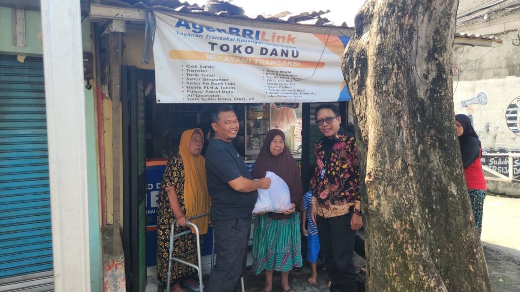 Sinergi Kebaikan: BRI Jakarta Kalimalang dan Agen BRILink Toko Danu Bagikan Sembako untuk Warga Duren Sawit