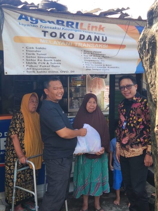 Sinergi Kebaikan: BRI Jakarta Kalimalang dan Agen BRILink Toko Danu Bagikan Sembako untuk Warga Duren Sawit