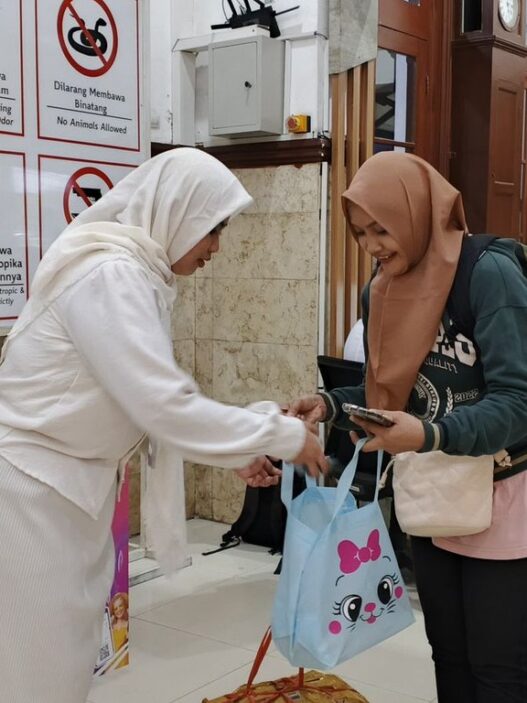 Berbagi Berkah Ramadan, KAI Daop 9 Jember Sediakan Takjil dan Buka Puasa Gratis Bagi Penumpang serta Masyarakat