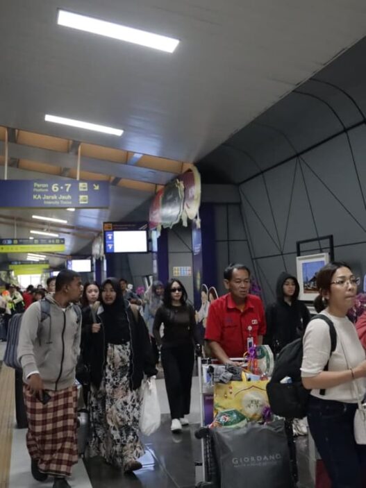 Dua Hari Pasca Idul Fitri 1447 H, Volume Penumpang KA di Daop 2 Bandung Masih Tinggi